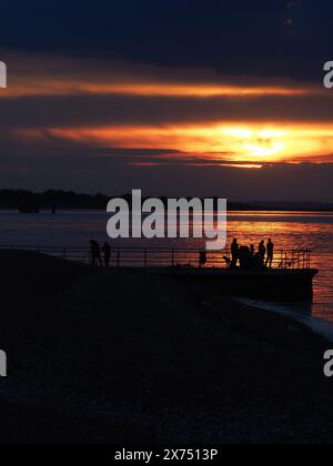 Sheerness, Kent, Großbritannien. Mai 2024. Wetter in Großbritannien: Atemberaubender Sonnenuntergang in Sheerness, Kent. Quelle: James Bell/Alamy Live News Stockfoto