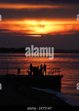 Sheerness, Kent, Großbritannien. Mai 2024. Wetter in Großbritannien: Atemberaubender Sonnenuntergang in Sheerness, Kent. Quelle: James Bell/Alamy Live News Stockfoto