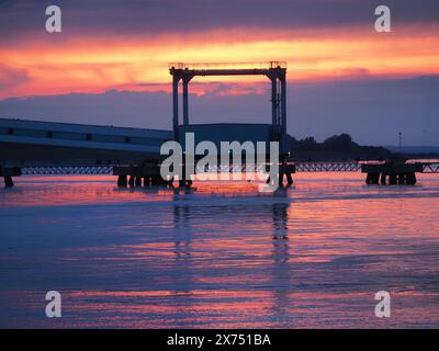 Sheerness, Kent, Großbritannien. Mai 2024. Wetter in Großbritannien: Atemberaubender Sonnenuntergang in Sheerness, Kent. Quelle: James Bell/Alamy Live News Stockfoto