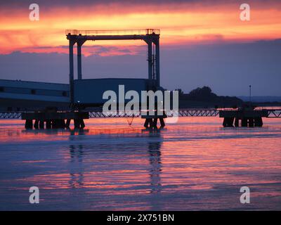 Sheerness, Kent, Großbritannien. Mai 2024. Wetter in Großbritannien: Atemberaubender Sonnenuntergang in Sheerness, Kent. Quelle: James Bell/Alamy Live News Stockfoto