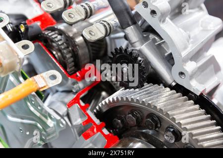 Nahaufnahme eines demontierten Elektromotorantriebs. Schulungskonzept für Autoteile und Reparatur Stockfoto