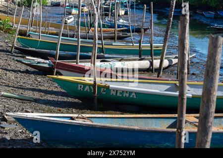 Santo Amaro, Bahia, Brasilien - 01. Juni 2019: Mehrere Kanus und Boote hielten im Hafen von Acupe, Bezirk der Stadt Santo Amaro in Bahia. Stockfoto