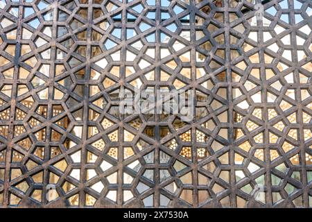 Teil des historischen dekorativen Metallzauns im Innenhof der Blauen Moschee in Istanbul, Türkei. Stockfoto