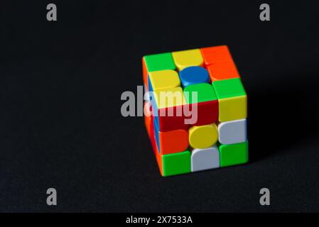 Salvador, Bahia, Brasilien - 15. Mai 2024: Zauberwürfel oder Rubiks Cube auf weißem Hintergrund. Erfindung des ungarischen Architekten Erno Rubik im Jahre 1974 Stockfoto