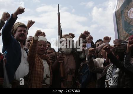 Huthi-Anhänger versammeln sich, um sich bei einer Kundgebung am 24. Mai 2024 in Sanaa Jemen solidarisch mit dem palästinensischen Volk zu zeigen. Stockfoto