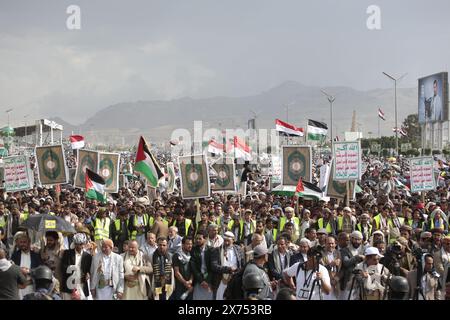 Huthi-Anhänger versammeln sich, um sich bei einer Kundgebung am 24. Mai 2024 in Sanaa Jemen solidarisch mit dem palästinensischen Volk zu zeigen. Stockfoto