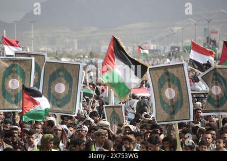 Huthi-Anhänger versammeln sich, um sich bei einer Kundgebung am 24. Mai 2024 in Sanaa Jemen solidarisch mit dem palästinensischen Volk zu zeigen. Stockfoto