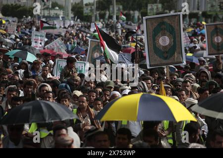 Huthi-Anhänger versammeln sich, um sich bei einer Kundgebung am 24. Mai 2024 in Sanaa Jemen solidarisch mit dem palästinensischen Volk zu zeigen. Stockfoto