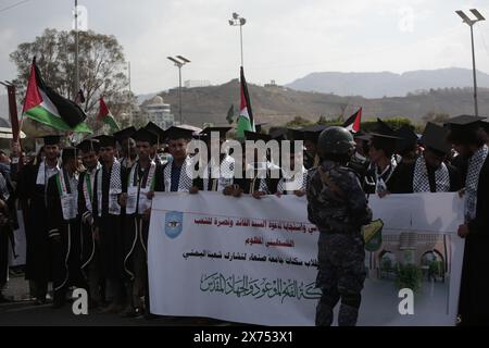 Huthi-Anhänger versammeln sich, um sich bei einer Kundgebung am 24. Mai 2024 in Sanaa Jemen solidarisch mit dem palästinensischen Volk zu zeigen. Stockfoto