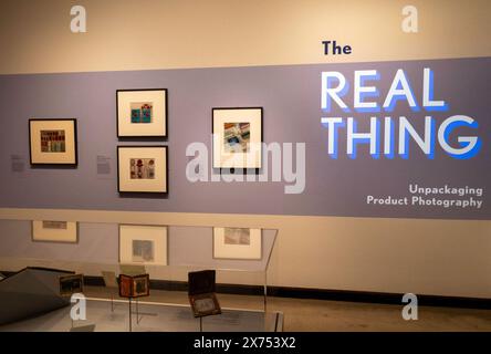 Ausstellung „The Real Thing: Unpacking Product Photography“ im Metropolitan Museum of Art in New York City, USA 2024 Stockfoto
