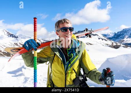 © PHOTOPQR/LE DAUPHINE/Grégory YETCHMENIZA ; Valloire ; 17/05/2024 ; Valloire, le 17 mai. A près de 2 400 m Höhe, à quelques centaines de mètres du Tunnel du Galibier et 1, 5 km du Col (2 642 m Höhe), le paysage permet de mesurer l'ampleur de la tâche des Agents du Département de la Savoie. Aussi grandiose que dangereuse. Alain Duclos, erfahrener Nivolog. Foto : Grégory Yetchmeniza/ Le Dauphiné Libéré Valloire, Französische Alpen, 17. Mai 2024 Schneeräumung vom Col du Galibier. Auf fast 2.400 m Höhe, wenige hundert Meter vom Galibier-Tunnel und 1,5 km vom Pass entfernt (2, 6 Stockfoto