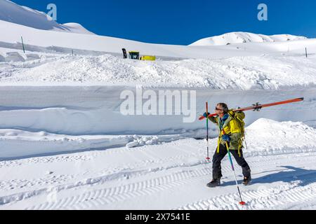 © PHOTOPQR/LE DAUPHINE/Grégory YETCHMENIZA ; Valloire ; 17/05/2024 ; Valloire, le 17 mai. A près de 2 400 m Höhe, à quelques centaines de mètres du Tunnel du Galibier et 1, 5 km du Col (2 642 m Höhe), le paysage permet de mesurer l'ampleur de la tâche des Agents du Département de la Savoie. Aussi grandiose que dangereuse. Alain Duclos, erfahrener Nivolog. Foto : Grégory Yetchmeniza/ Le Dauphiné Libéré Valloire, Französische Alpen, 17. Mai 2024 Schneeräumung vom Col du Galibier. Auf fast 2.400 m Höhe, wenige hundert Meter vom Galibier-Tunnel und 1,5 km vom Pass entfernt (2, 6 Stockfoto