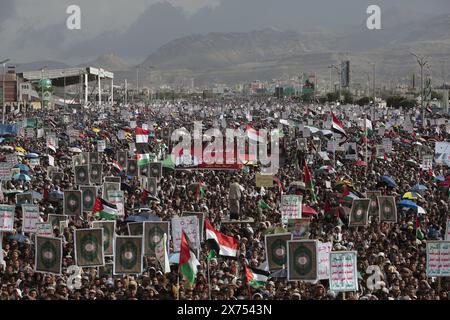 Huthi-Anhänger versammeln sich, um sich bei einer Kundgebung am 24. Mai 2024 in Sanaa Jemen solidarisch mit dem palästinensischen Volk zu zeigen. Stockfoto