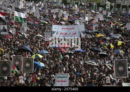 Huthi-Anhänger versammeln sich, um sich bei einer Kundgebung am 24. Mai 2024 in Sanaa Jemen solidarisch mit dem palästinensischen Volk zu zeigen. Stockfoto