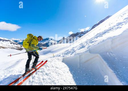 © PHOTOPQR/LE DAUPHINE/Grégory YETCHMENIZA ; Valloire ; 17/05/2024 ; Valloire, le 17 mai. A près de 2 400 m Höhe, à quelques centaines de mètres du Tunnel du Galibier et 1, 5 km du Col (2 642 m Höhe), le paysage permet de mesurer l'ampleur de la tâche des Agents du Département de la Savoie. Aussi grandiose que dangereuse. Alain Duclos, erfahrener Nivolog. Foto : Grégory Yetchmeniza/ Le Dauphiné Libéré Valloire, Französische Alpen, 17. Mai 2024 Schneeräumung vom Col du Galibier. Auf fast 2.400 m Höhe, wenige hundert Meter vom Galibier-Tunnel und 1,5 km vom Pass entfernt (2, 6 Stockfoto