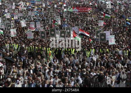 Huthi-Anhänger versammeln sich, um sich bei einer Kundgebung am 24. Mai 2024 in Sanaa Jemen solidarisch mit dem palästinensischen Volk zu zeigen. Stockfoto