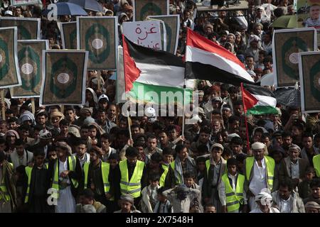 Huthi-Anhänger versammeln sich, um sich bei einer Kundgebung am 24. Mai 2024 in Sanaa Jemen solidarisch mit dem palästinensischen Volk zu zeigen. Stockfoto