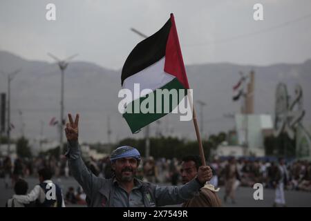 Huthi-Anhänger versammeln sich, um sich bei einer Kundgebung am 24. Mai 2024 in Sanaa Jemen solidarisch mit dem palästinensischen Volk zu zeigen. Stockfoto