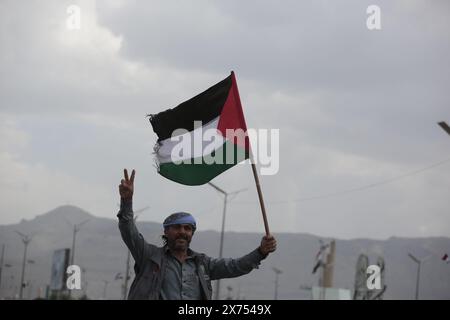 Huthi-Anhänger versammeln sich, um sich bei einer Kundgebung am 24. Mai 2024 in Sanaa Jemen solidarisch mit dem palästinensischen Volk zu zeigen. Stockfoto