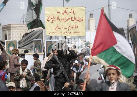 Huthi-Anhänger versammeln sich, um sich bei einer Kundgebung am 24. Mai 2024 in Sanaa Jemen solidarisch mit dem palästinensischen Volk zu zeigen. Stockfoto