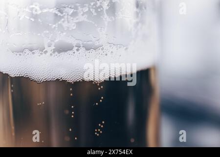 Nahaufnahme der Bläschen in einem Bierglas Stockfoto