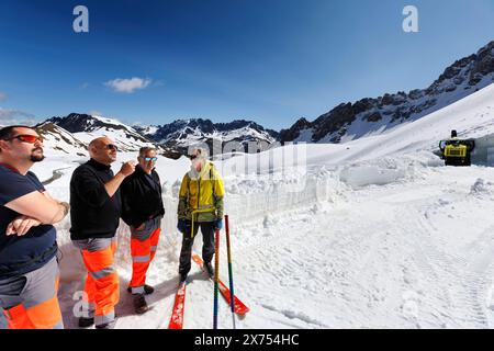 © PHOTOPQR/LE DAUPHINE/Grégory YETCHMENIZA ; Valloire ; 17/05/2024 ; Valloire, le 17 mai. A près de 2 400 m Höhe, à quelques centaines de mètres du Tunnel du Galibier et 1, 5 km du Col (2 642 m Höhe), le paysage permet de mesurer l'ampleur de la tâche des Agents du Département de la Savoie. Aussi grandiose que dangereuse. Pour l'Instant, l'ouverture EST prévue le 31 mai pour le Tunnel, le 7 Juin pour le Col. Foto : Grégory Yetchmeniza/ Le Dauphiné Libéré auf fast 2.400 m Höhe, wenige hundert Meter vom Galibier-Tunnel und 1,5 km vom Pass (2.642 m Höhe) entfernt, die Stockfoto