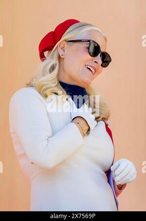 Asker, Norwegen. Mai 2024. Prinzessin Mette Marit von Norwegen feiert den Nationalfeiertag auf dem Balkon des Königspalastes in Oslo, Norwegen Credit: Albert Nieboer POINT THE GUE OUT, Norway/dpa/Alamy Live News Stockfoto