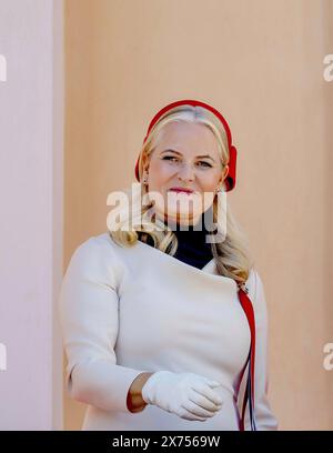Asker, Norwegen. Mai 2024. Kronprinzessin Mette Marit von Norwegen feiert den Nationalfeiertag auf dem Balkon des Königspalastes in Oslo, Norwegen Credit: Albert Nieboer POINT THE GUE OUT, Norway/dpa/Alamy Live News Stockfoto
