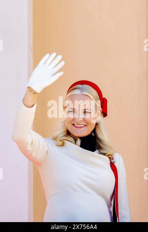 Asker, Norwegen. Mai 2024. Kronprinzessin Mette Marit von Norwegen feiert den Nationalfeiertag auf dem Balkon des Königspalastes in Oslo, Norwegen Credit: Albert Nieboer POINT THE GUE OUT, Norway/dpa/Alamy Live News Stockfoto