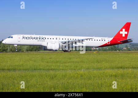 Zürich, 1. Mai 2024: Helvertic Airliners E190 ERJ2 am Flughafen Zürich Stockfoto