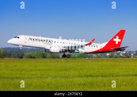 Zürich, 1. Mai 2024: Helvertic Airliners E190 ERJ2 am Flughafen Zürich Stockfoto