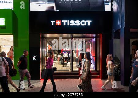 Hongkong, China. Mai 2024. Fußgänger gehen vorbei an dem Schweizer Luxusuhrengeschäft Tissot, das man in Hongkong gesehen hat. (Foto: Sebastian ng/SOPA Images/SIPA USA) Credit: SIPA USA/Alamy Live News Stockfoto