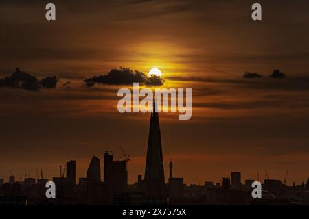 London, Großbritannien. Mai 2024. Wetter in Großbritannien: Dramatische Abendsonne über dem Shard Wolkenkratzer Gebäude. Guy Corbishley/Alamy Live News Stockfoto