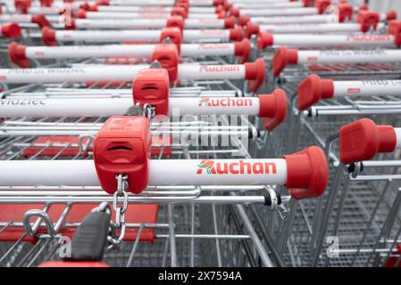Breslau, Polen - 29. MAI 2022: Einkaufswagen des Auchan-Geschäfts Stockfoto