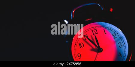 Fünf Minuten vor Mitternacht. Ändern der Uhren, Zeiteinstellung, Sommerzeit oder neues Jahr Konzept auf Retro analoge Uhr, breiten Raum Hintergrund kopieren Stockfoto
