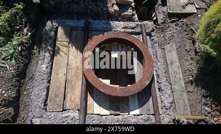 Vorbereitung für die Installation eines Mannlochs in einem Wasserbrunnen. Stockfoto