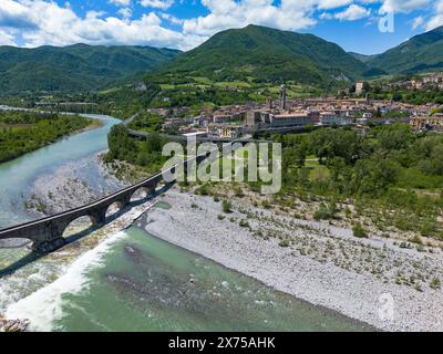 Blick aus der Vogelperspektive auf das Dorf Bobbio und seine alte Brücke Stockfoto