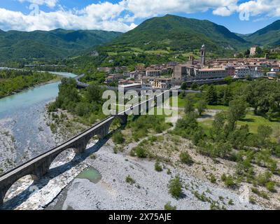 Blick aus der Vogelperspektive auf das Dorf Bobbio und seine alte Brücke Stockfoto