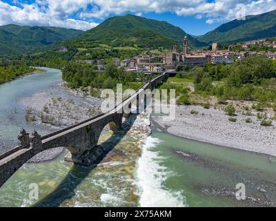 Blick aus der Vogelperspektive auf das Dorf Bobbio und seine alte Brücke Stockfoto