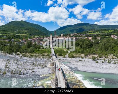 Blick aus der Vogelperspektive auf das Dorf Bobbio und seine alte Brücke Stockfoto