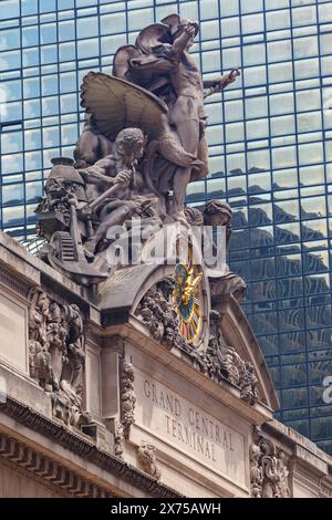 Glory of Commerce, eine Skulpturengruppe mit Minerva, Herkules und Mercury von Jules-Félix Coutan an der Fassade des Grand Central Terminals, Manhattan, New Stockfoto