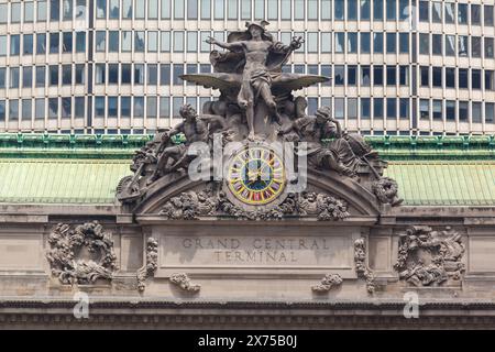 Glory of Commerce, eine Skulpturengruppe mit Minerva, Herkules und Mercury von Jules-Félix Coutan an der Fassade des Grand Central Terminals, Manhattan, New Stockfoto