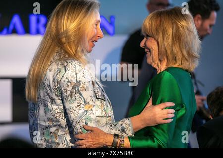 Madrid, Spanien. Mai 2024. Karina Milei (L), Generalsekretärin der Präsidentschaft der argentinischen Nation, begrüßt Esperanza Aguirre (R), ehemalige Präsidentin der Gemeinschaft Madrid, bei der Präsentation des Buches „der Weg des Libertären“ von Javier Milei. Der Präsident der argentinischen Republik Javier Milei hat sein Buch „der Weg des Libertären“ in der Zeitung La Razón vorgestellt, die der Verlagsgruppe Planeta gehört. Quelle: SOPA Images Limited/Alamy Live News Stockfoto