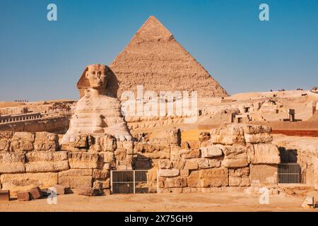 Die große Sphinx von Gizeh mit der Pyramide von hafre im Hintergrund, zwei der berühmtesten archäologischen Stätten Ägyptens Stockfoto