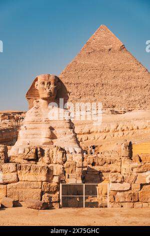 Die große Sphinx von Gizeh mit der Pyramide von hafre im Hintergrund, zwei der berühmtesten archäologischen Stätten Ägyptens Stockfoto