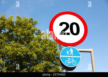 Straßenschilder maximale Geschwindigkeitsbegrenzung und gemeinsamer Fahrrad- und Fußgängerweg im Freien Stockfoto