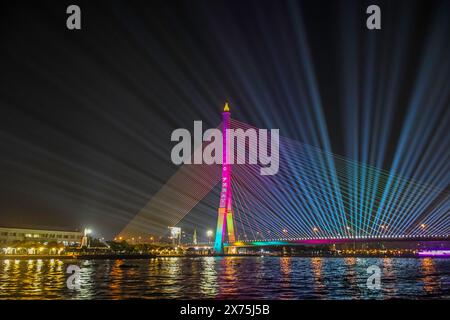 Neonbeleuchtung auf der Rama VIII Brücke am chao phraya Fluss in Bangkok bei Nacht Stockfoto