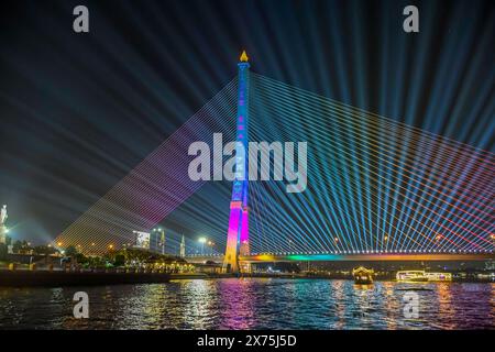 Neonbeleuchtung auf der Rama VIII Brücke am chao phraya Fluss in Bangkok bei Nacht Stockfoto