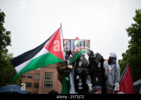 GWU, DC, USA - 4. Mai 2024: Pro-palästinensische Demonstranten verunstalten die Statue von George Washington an der George Washington University Stockfoto