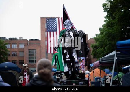 GWU, DC, USA - 4. Mai 2024: Foto von pro-palästinensischen Lagern an der George Washington University, DC in einer nebeligen Nacht Stockfoto